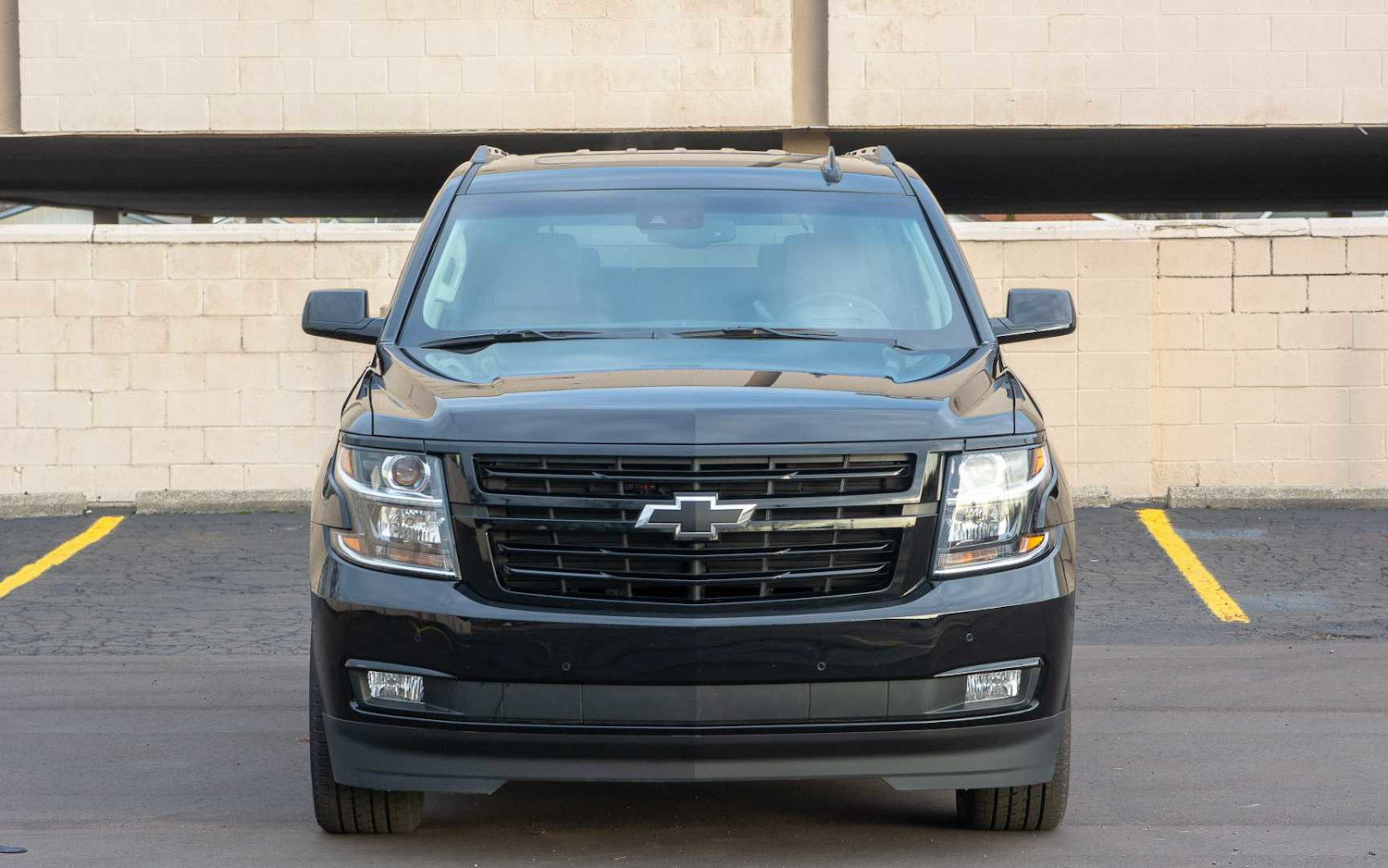 Comparison Chevrolet Suburban Premier 2019 vs Volvo XC90 T6 R